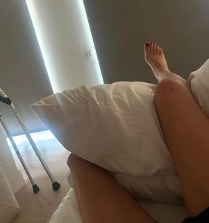 Aubrey Plaza feet photo thumbnail