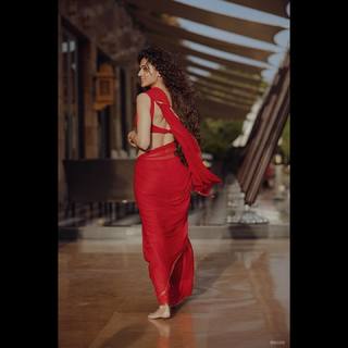 Taapsee Pannu feet photo thumbnail