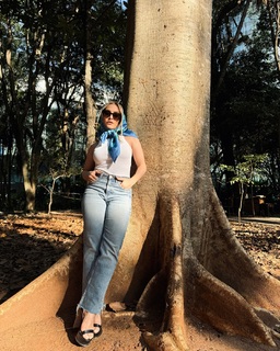 Carla Diaz feet photo thumbnail