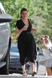 Khloé Kardashian feet photo thumbnail