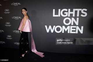 Anushka Sharma feet photo thumbnail