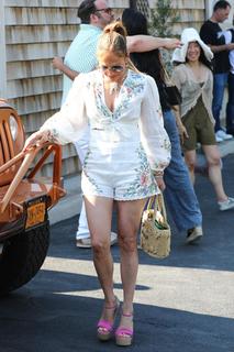 Jennifer Lopez feet photo thumbnail