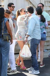 Jennifer Lopez feet photo thumbnail