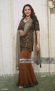Madhuri Dixit feet photo thumbnail