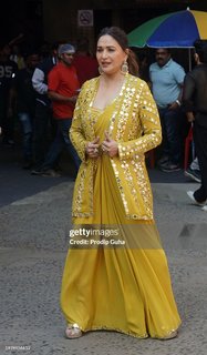 Madhuri Dixit feet photo thumbnail
