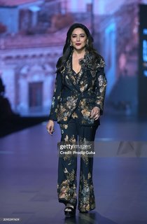 Madhuri Dixit feet photo thumbnail