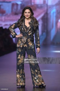 Madhuri Dixit feet photo thumbnail