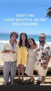 Selena Gomez feet photo thumbnail