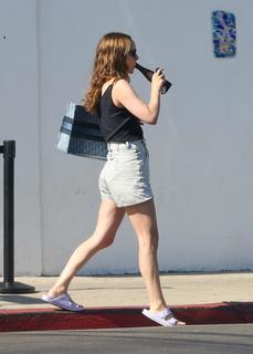 Natalie Portman feet photo thumbnail