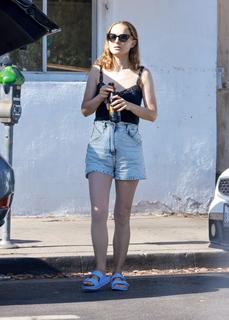 Natalie Portman feet photo thumbnail