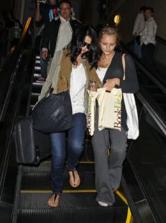 Selena Gomez feet photo thumbnail