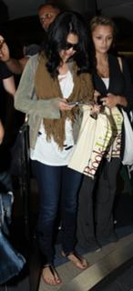 Selena Gomez feet photo thumbnail