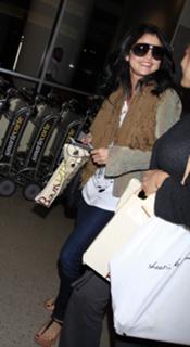 Selena Gomez feet photo thumbnail