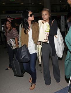 Selena Gomez feet photo thumbnail