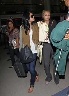 Selena Gomez feet photo thumbnail
