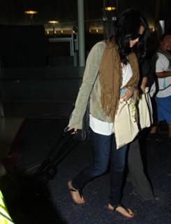 Selena Gomez feet photo thumbnail