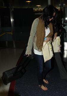 Selena Gomez feet photo thumbnail