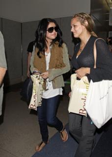 Selena Gomez feet photo thumbnail