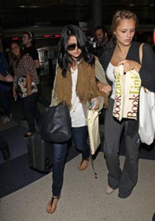 Selena Gomez feet photo thumbnail