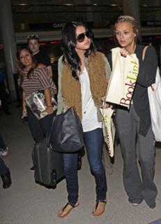 Selena Gomez feet photo thumbnail