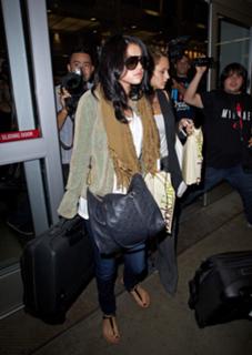 Selena Gomez feet photo thumbnail