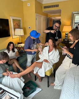 Cindy Crawford feet photo thumbnail