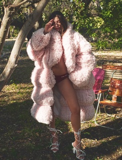 Hailey Bieber feet photo thumbnail