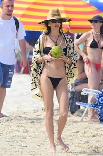 Alessandra Ambrosio feet photo thumbnail