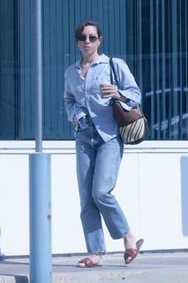 Aubrey Plaza feet photo thumbnail