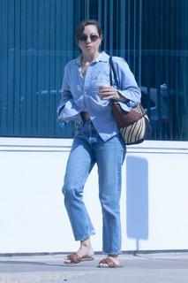 Aubrey Plaza feet photo thumbnail