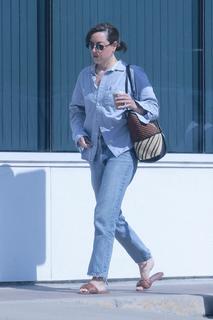 Aubrey Plaza feet photo thumbnail