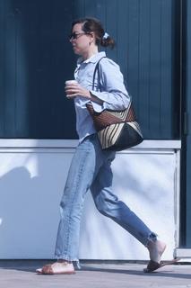 Aubrey Plaza feet photo thumbnail