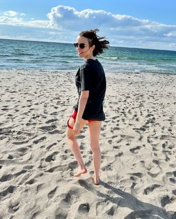 Lily Collins feet photo thumbnail