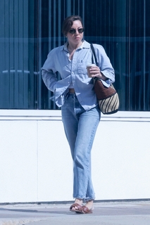Aubrey Plaza feet photo thumbnail