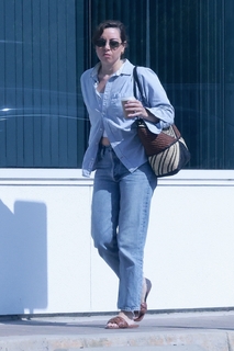 Aubrey Plaza feet photo thumbnail