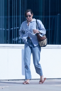 Aubrey Plaza feet photo thumbnail