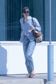 Aubrey Plaza feet photo thumbnail