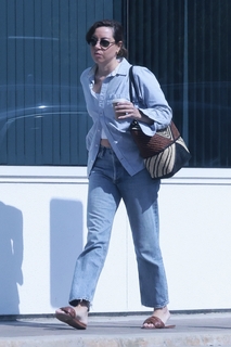Aubrey Plaza feet photo thumbnail