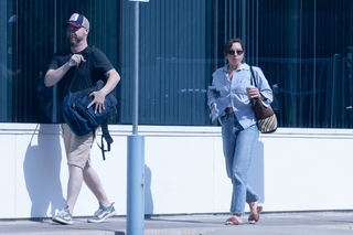Aubrey Plaza feet photo thumbnail