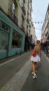 Sydney Sweeney feet photo thumbnail