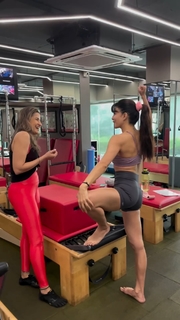 Jacqueline Fernandez feet photo thumbnail