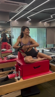 Jacqueline Fernandez feet photo thumbnail