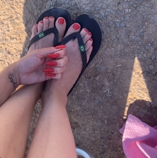Daniela Katzenberger feet photo thumbnail