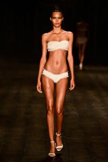 Lais Ribeiro feet photo thumbnail