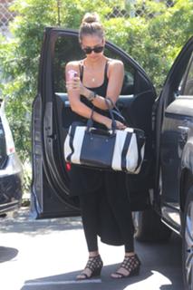 Jessica Alba feet photo thumbnail