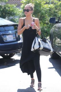 Jessica Alba feet photo thumbnail