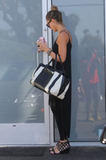 Jessica Alba feet photo thumbnail