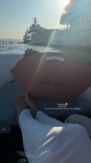 Iris Mittenaere feet photo thumbnail