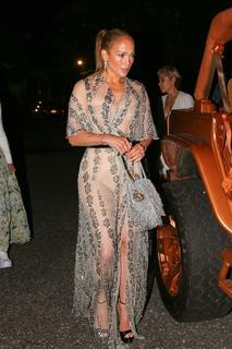 Jennifer Lopez feet photo thumbnail