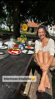 Anna Popek feet photo thumbnail
